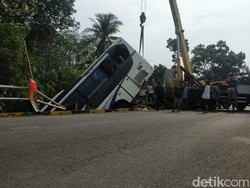Polisi Belum Bisa Pastikan Jumlah Penumpang Bus yang Terjun ke Sungai