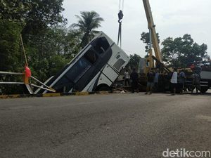 Polisi Belum Bisa Pastikan Jumlah Penumpang Bus yang Terjun ke Sungai Polisi Belum Bisa Pastikan Jumlah Penumpang Bus yang Terjun ke Sungai