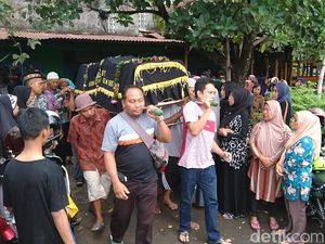 Isak Tangis Iringi Pemakaman Jenazah Korban Bus Terjun ke Sungai di Blitar Isak Tangis Iringi Pemakaman Jenazah Korban Bus Terjun ke Sungai di Blitar