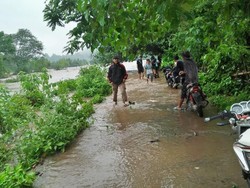 Sekolah Kebanjiran, Murid SD di Solok Selatan Tak Bisa Ikut UAS