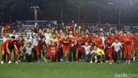 Para pemain dan ofisial Timnas Indonesia U-22 nampak merayakan kemenangan mereka usai menaklukan Myanmar 4-2 di Stadion Rizal Memorial, Manila, Sabtu (7/12/2019).