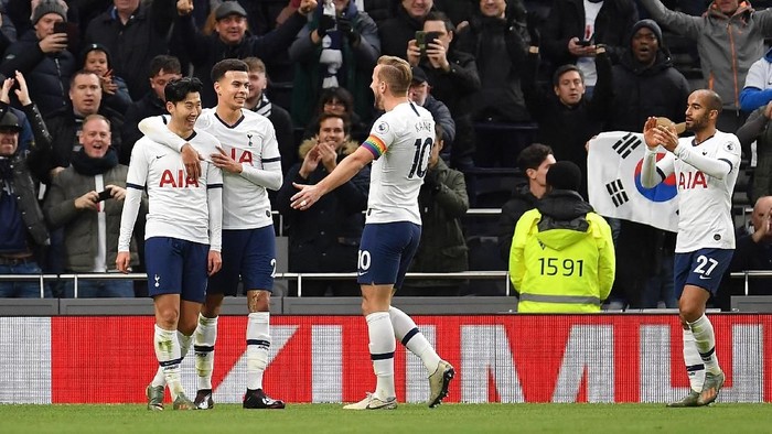 LONDON, ENGLAND - DECEMBER 07: Heung-Min Son of Tottenham Hotspur celebrates after scoring his teams third goal with Dele Alli and Harry Kane during the Premier League match between Tottenham Hotspur and Burnley FC at Tottenham Hotspur Stadium on December 07, 2019 in London, United Kingdom. (Photo by Justin Setterfield/Getty Images)