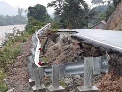 Hujan Deras Bikin Jalan Amblas, Satu Orang Hanyut di Solok Selatan