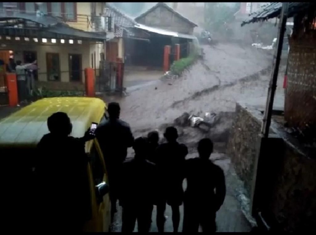 Banjir Bandang di Kertasari Bandung, 4 Motor Rusak Terseret Arus Banjir Bandang di Kertasari Bandung, 4 Motor Rusak Terseret Arus