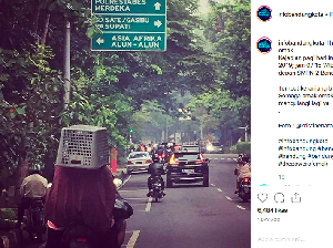 Emak-emak Berhelm Keranjang Berkeliaran di Bandung