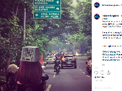 Emak-emak Berhelm Keranjang Berkeliaran di Bandung