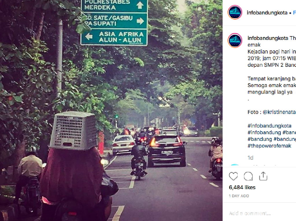 Emak-emak Berhelm Keranjang Berkeliaran di Bandung Emak-emak Berhelm Keranjang Berkeliaran di Bandung