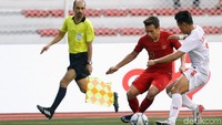 Myanmar baru menebar ancaman pertamanya ke gawang Indonesia pada menit ke-20. Lwin Moe Aung melepaskan tembakan kaki kanan dari luar kotak penalti, namun bolanya bisa diredam kiper Nadeo Argawinata dengan mudah.