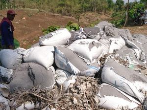 Timbunan Sak Diduga Limbah B3 Resahkan Warga Tulungagung