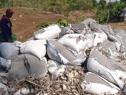 Timbunan Sak Diduga Limbah B3 Resahkan Warga Tulungagung