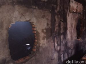 Petugas Damkar Masih Lakukan Pendinginan di Mal Lokasari, Tembok Dibobol Petugas Damkar Masih Lakukan Pendinginan di Mal Lokasari, Tembok Dibobol