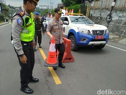Uji Coba Sistem 2-1 di Puncak Dimulai, Traffic Cone Dipasang