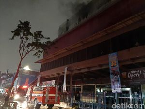 13 Jam Lebih, Petugas Masih Berjuang Padamkan Kebakaran Mal Lokasari