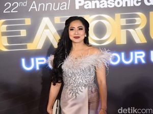 Senyuman Manis Feni Rose