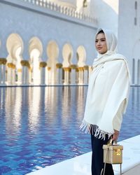 Raline Shah Pakai Kerudung di Masjid Abu Dhabi, Dipuji Cantik Banget