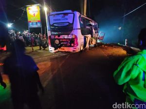 Evakuasi Bus yang Terjun ke Sungai di Blitar Makan Waktu 6 Jam Evakuasi Bus yang Terjun ke Sungai di Blitar Makan Waktu 6 Jam
