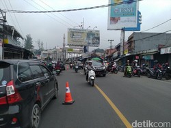Sistem 2-1 di Puncak Diuji Coba, Lalin Simpang Citeko-Gunung Mas Macet