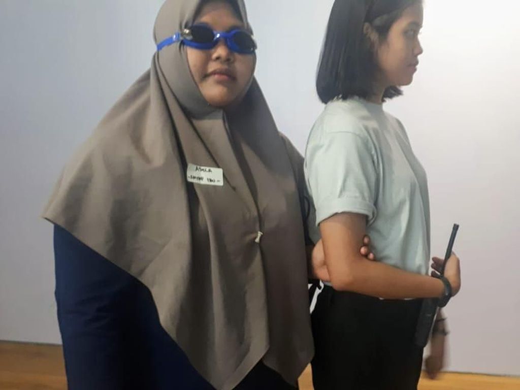 Begini Reaksi Orang Normal Merasakan Kebutaan Sesaat Begini Reaksi Orang Normal Merasakan Kebutaan Sesaat
