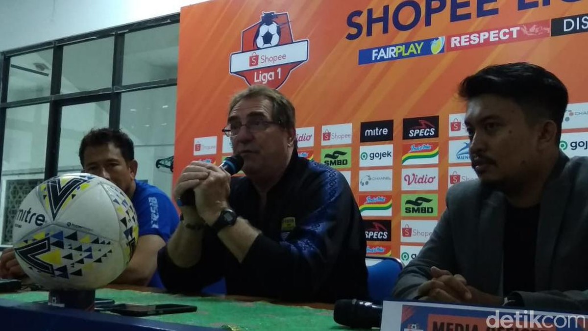 Pelatih Persib Bandung, Robert Rene Alberts (tengah). (Foto: Pradito Rida Pertana/detikSport)