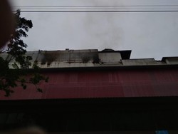 Sudah 16 Jam, Asap Masih Muncul di Lokasi Kebakaran Mal Lokasari