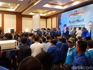 Zulhas Ambil Alih Sidang Usai Kader Ribut di Rakernas PAN Zulhas Ambil Alih Sidang Usai Kader Ribut di Rakernas PAN