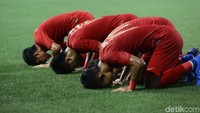Timnas Indonesia U-22 kerap melakukan perayaan gol dengan sujud syukur. Salah satunya saat mengalahkan Myanmar 4-2 di SEA Games 2019. Foto: Grandyos Zafna