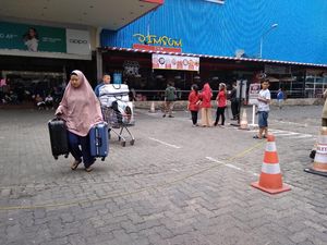 Asap Masih Muncul di Mal Lokasari, Pedagang Angkut Barang ke Luar Gedung Asap Masih Muncul di Mal Lokasari, Pedagang Angkut Barang ke Luar Gedung