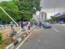 Ditabrak Sedan BMW, Tiang Lampu Jalan di Jakbar Roboh