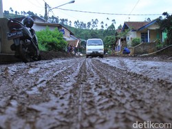Lumpur Banjir Bandang Masih Tutup Jalan Kertasari-Pangalengan