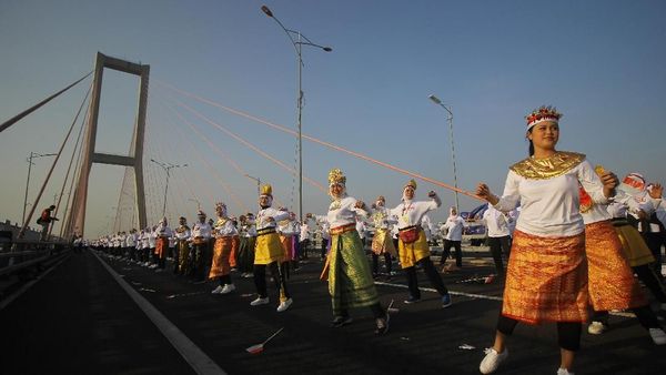 Aksi Ribuan Ibu-ibu Menari Sajojo di Jembatan Suramadu