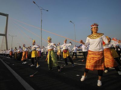 Aksi Ribuan Ibu-ibu Menari Sajojo di Jembatan Suramadu