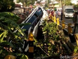 Bus Pariwisata Terjun ke Sungai di Blitar, 5 Orang Tewas