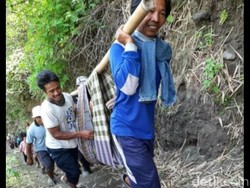 Viral, Warga Sakit Ditandu Sarung Lewati Jurang di Lereng Merapi Klaten