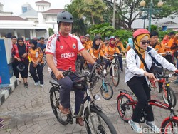 Pakai Jersey Persija, Anies Gowes Keliling Monas Peringati Hari Kesehatan