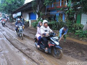 Penampakan Lumpur Banjir Bandang yang Selimuti Jalan Kertasari
