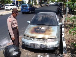 Jemput Anak Sekolah, Mobil Pria Ini Terbakar