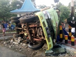 Truk Muat Minyak Goreng Terguling di Perlintasan Kereta Api Tulungagung