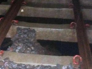 Tanah Terkikis Hujan Deras, Rel KA Rute Sukabumi-Bogor Menggantung