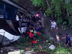 Bus Pariwisata yang Terjun ke Sungai di Blitar Angkut Rombongan Kasek TK