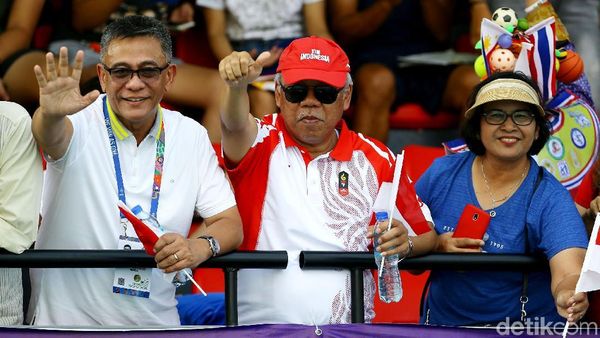 Asyiknya Menteri PUPR Saat Nonton Tenis Indonesia vs Thailand