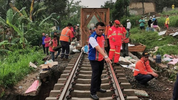 Ilustrasi Perbaikan Rel Kereta (Foto: Dok. KAI) Ilustrasi Perbaikan Rel Kereta (Foto: Dok. KAI)