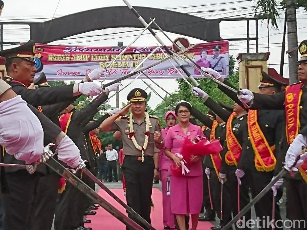 Jabat Kapolresta Deli Serdang, AKBP Yemi Mandagi Disambut Pedang Pora