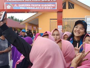 Ikut Resmikan Sekolah di Palu, Putri Tanjung Jadi Incaran Selfie
