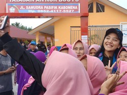 Ikut Resmikan Sekolah di Palu, Putri Tanjung Jadi Incaran Selfie