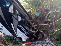 Bus Rombongan Pariwisata Terjun ke Sungai di Blitar