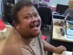 4 Hari Tak Makan, Pria Berkebutuhan Khusus Ini Girang Saat Disuguhi Makanan