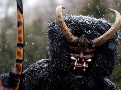 Sambut Natal, Negara Ini Punya Tradisi Iblis Bertopeng