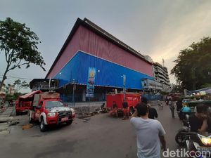 Sudah 3 Hari, Petugas Damkar Masih Berjibaku di Mal Lokasari Sudah 3 Hari, Petugas Damkar Masih Berjibaku di Mal Lokasari