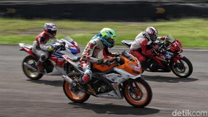 Aksi Adu Geber Pebalap di CBR Race Day 2019