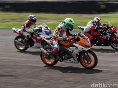 Aksi Adu Geber Pebalap di CBR Race Day 2019